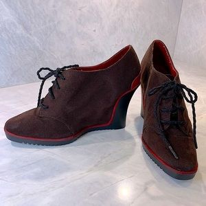 Isabel Toledo x Payless chocolate brown faux suede wedge lace up red trim 9